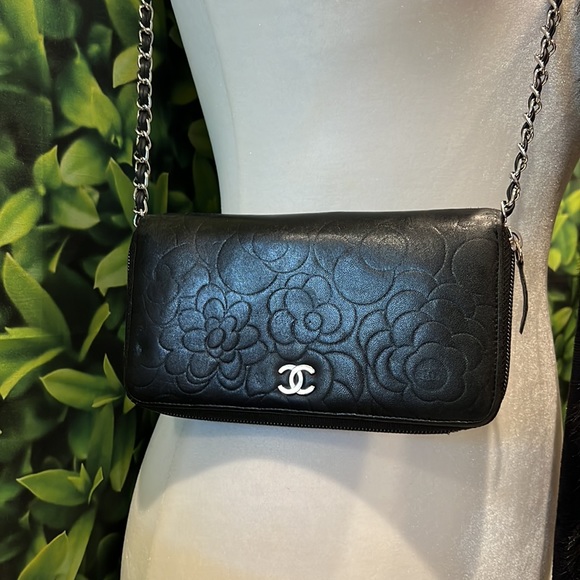 CHANEL Handbags - ❤️AUTHENTIC CHANEL CAMELLIA WALLET WITH CHAIN❤️